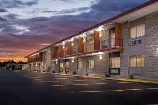 Travelodge by Wyndham Bloomington - Bloomington - 4