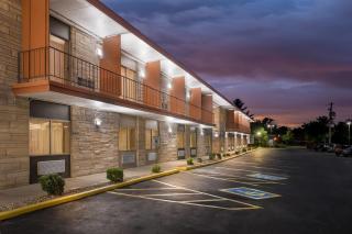 Travelodge by Wyndham Bloomington - Bloomington - 3