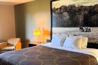 Super 8 by Wyndham Gas City Marion Area - 1