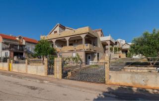 Stunning Apartment In Gornji Karin - 4