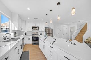 Luxury 3BR Near Strip, Hot Spa & Pool, Gazebo, BBQ - Las Vegas - 4