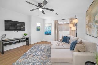 Luxury 3BR Near Strip, Hot Spa & Pool, Gazebo, BBQ - Las Vegas - 2