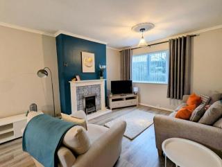 Spacious 4Bed Home, Sleeps 6, Gardens & Parking - Balderton - 0