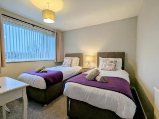 Spacious 4Bed Home, Sleeps 6, Gardens & Parking - Balderton - 3