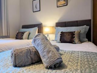 Spacious 4Bed Home, Sleeps 6, Gardens & Parking - Balderton - 4