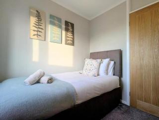 Spacious 4Bed Home, Sleeps 6, Gardens & Parking - Balderton - 1