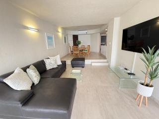 702 Bermudas modern 3 bedroom beach front sea view apartment - Durban - 8