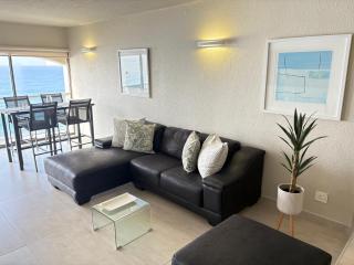 702 Bermudas modern 3 bedroom beach front sea view apartment - Durban - 0