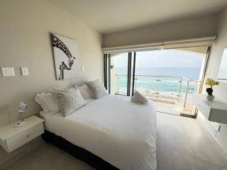 702 Bermudas modern 3 bedroom beach front sea view apartment - Durban - 2