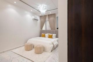 2 Bedroom Admiralty, Phase 1 - Lekki Phase 1 - 4