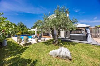 Villa Emely for 8 people near Porec with heated pool & jacuzzi - Gradina - 4