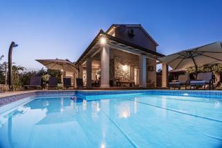 Villa Emely for 8 people near Porec with heated pool & jacuzzi - Gradina - 8