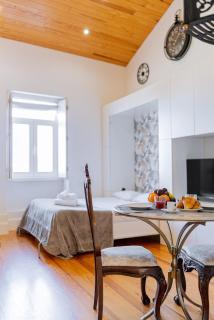 Cozy Stay w/ AC and View - Porto - 8