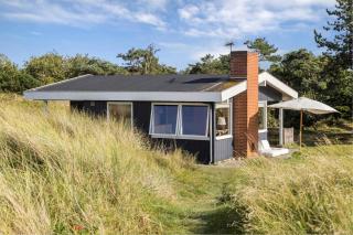 Simple Summer Living In Magical Setting - 9