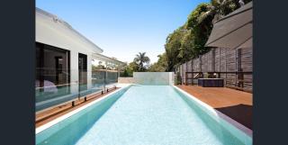 Lush Light Filled Escape with Pool Near Beach - Buderim - 9