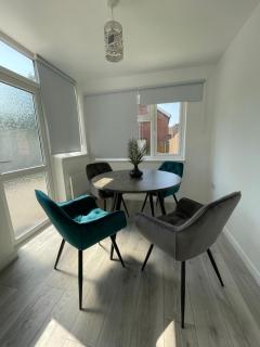 Elegant 4-Bed Victorian Home - Croydon - 9