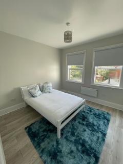 Elegant 4-Bed Victorian Home - Croydon - 6