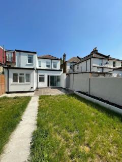 Elegant 4-Bed Victorian Home - Croydon - 5