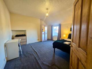 Cozy Room - Shared Amenities in Bostock Avenue - Kingsthorpe - 3