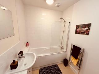 Middlesbrough Spacious Flat 2 bedrooms & 2 bathrooms & Free Private Parking & Wifi - 2