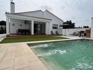 Modern 3-Bedroom Villa with Private Pool & BBQ - 9