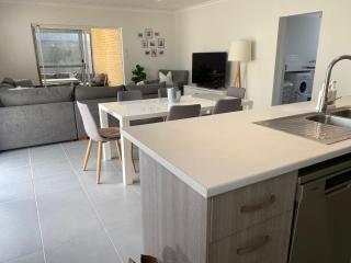 Alkimos Beach Family Accommodation - Alkimos - 4