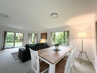 Large warm 4BRM family recharge in Halswell - Netflix, Massage chair - Halswell - 6