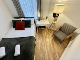 Group Getaway near King's Cross and Camden Town - London - 4