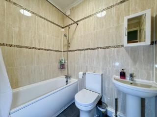 Group Getaway near King's Cross and Camden Town - London - 3