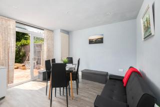 Spacious 3-Bed Home with Garden - Edmonton - 6