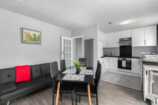 Spacious 3-Bed Home with Garden - Edmonton - 7