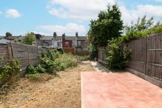 Spacious 3-Bed Home with Garden - Edmonton - 4