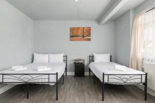 Spacious 3-Bed Home with Garden - Edmonton - 3