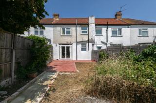 Spacious 3-Bed Home with Garden - Edmonton - 5