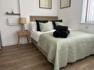 City Center 1-Bed Studio Sleeps 2 with City Views - Liverpool - 1