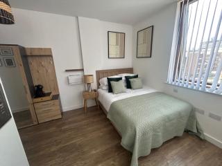 City Center 1-Bed Studio Sleeps 2 with City Views - Liverpool - 9