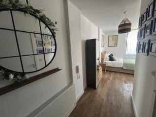 City Center 1-Bed Studio Sleeps 2 with City Views - Liverpool - 6