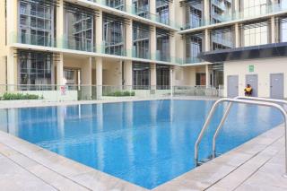 Stylish 1BR Retreat Pool & WiFi Near AUH & Masdar - Abu Dhabi - 6