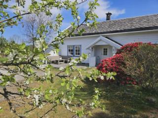 Farmhouse With Wilderness Bath And Grill Pavilion - Hjelmås - 8