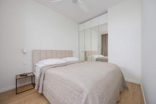 Stylish Apartment by the Lake with Balcony in Zegrze by Noclegi Renters - Zegrze - 8