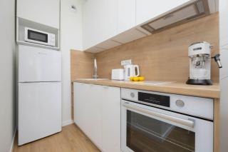 Stylish Apartment by the Lake with Balcony in Zegrze by Noclegi Renters - Zegrze - 7