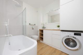 Stylish Apartment by the Lake with Balcony in Zegrze by Noclegi Renters - 5