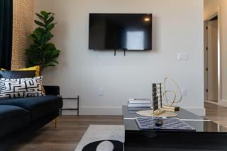 Bright and Bold Escape with NYC Views and Free Parking, Sleeps 9 and 2 Baths - Newark - 2