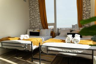Bright and Bold Escape with NYC Views and Free Parking, Sleeps 9 and 2 Baths - Newark - 8