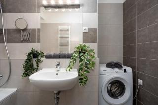 NewAtrium Residence with FREE PARKING and AC - 1