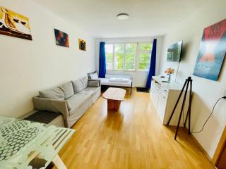 Stötteritz Holiday Apartment - 3 Rooms - 6 People - 5 beds - Balcony - Great public transport 11 minutes to the city - Leipzig - 5