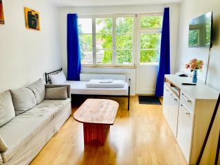 Stötteritz Holiday Apartment - 3 Rooms - 6 People - 5 beds - Balcony - Great public transport 11 minutes to the city - Leipzig - 6