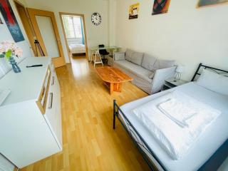 Stötteritz Holiday Apartment - 3 Rooms - 6 People - 5 beds - Balcony - Great public transport 11 minutes to the city - Leipzig - 8