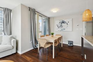 Spacious 4BR Waterview Condo with Pool near Rogers Arena for 9 - 8