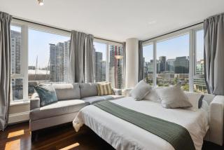 Spacious 4BR Waterview Condo with Pool near Rogers Arena for 9 - 4